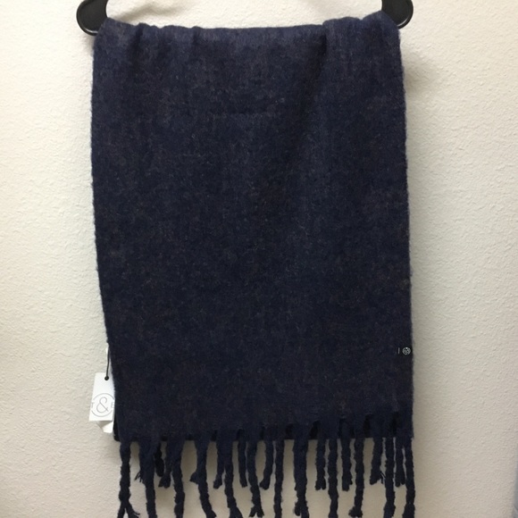 Treasure & Bond Nordstrom navy solid brushed wrap fringe scarf - Picture 3 of 5